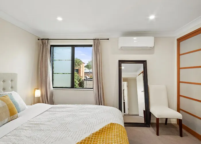 Luxury Retreat Home - 4Bed House W/Parking - Mins From Cbd